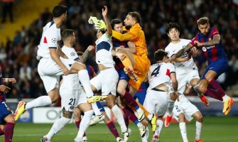 Dembélé porta a casa il trofeo tra i fischi
