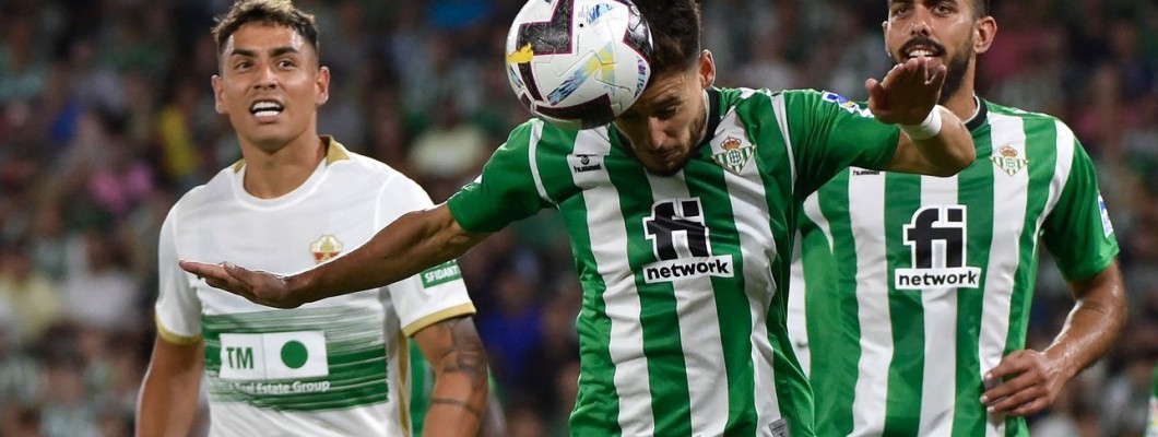 Álex Moreno continua al Betis