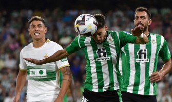 Álex Moreno continua al Betis