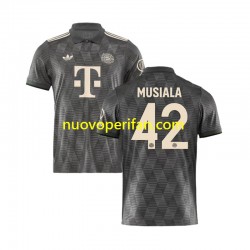 Maglie da Calcio FC Bayern München MUSIALA 42 Octoberfest Uomo Quarta Tenuta 2024-2025 Maniche Corte